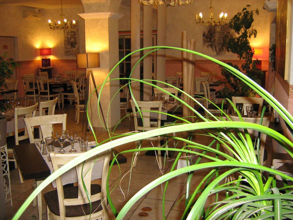 Auberge De Bonpas Logis De France Hotel Avignon Bagian luar foto