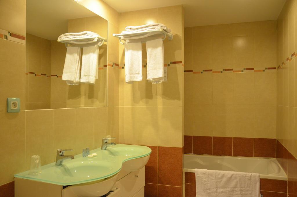 Auberge De Bonpas Logis De France Hotel Avignon Ruang foto